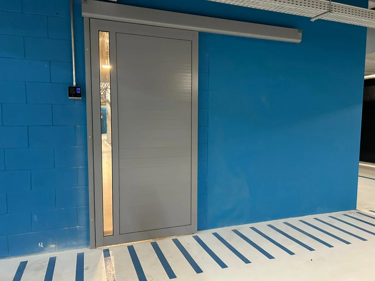 Porta automática pivotante