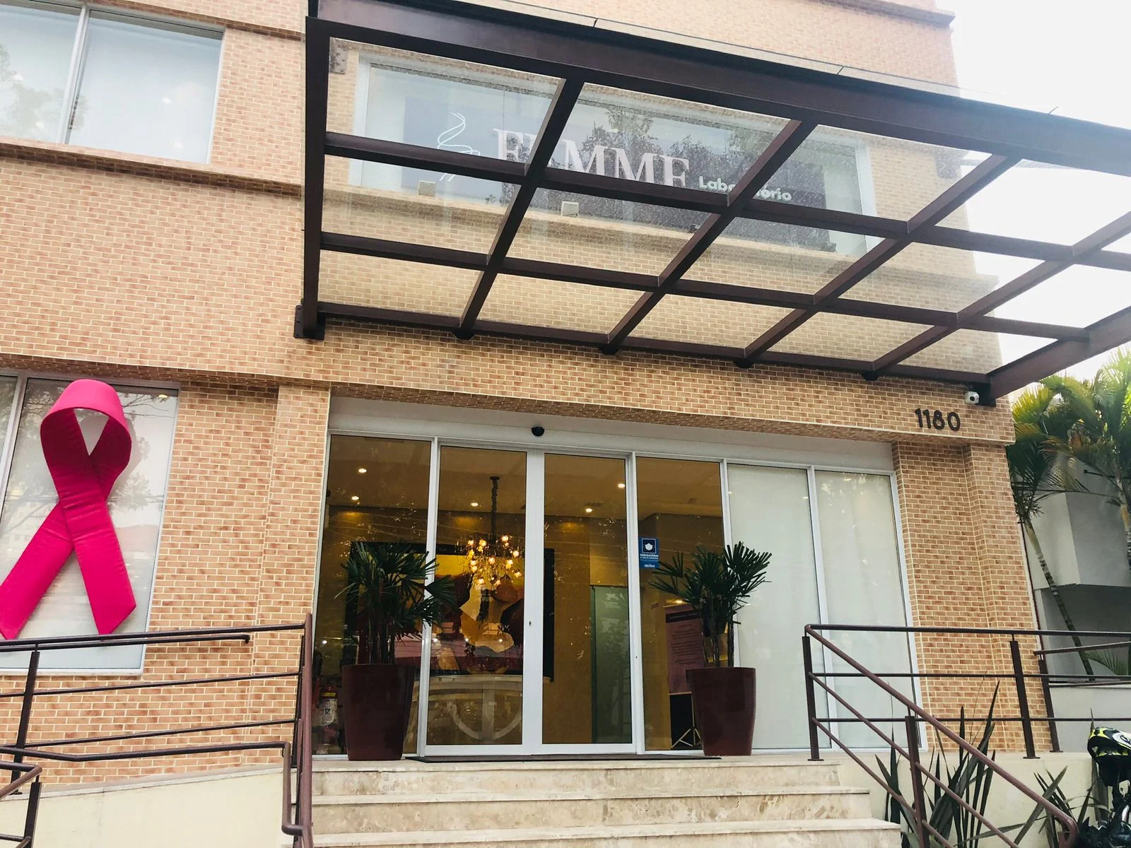 Porta automática com design moderno